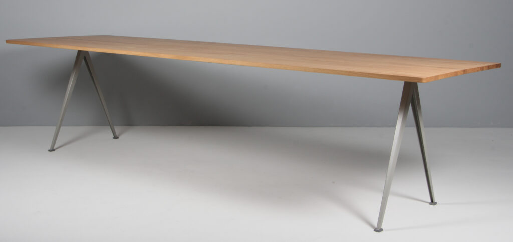 Hay spisebord af massiv eg, model Pyramide.