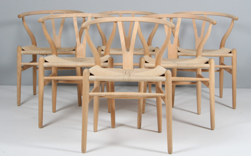 Hans J. Wegner sæt på seks Y stole, model CH24. Sæbebehandlet bøg.