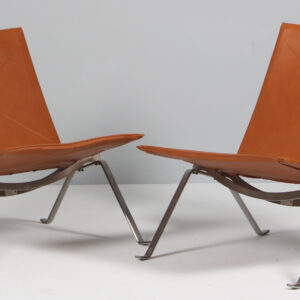 Poul Kjærholm lænestol, Nybetrukket walnut elegance. PK22