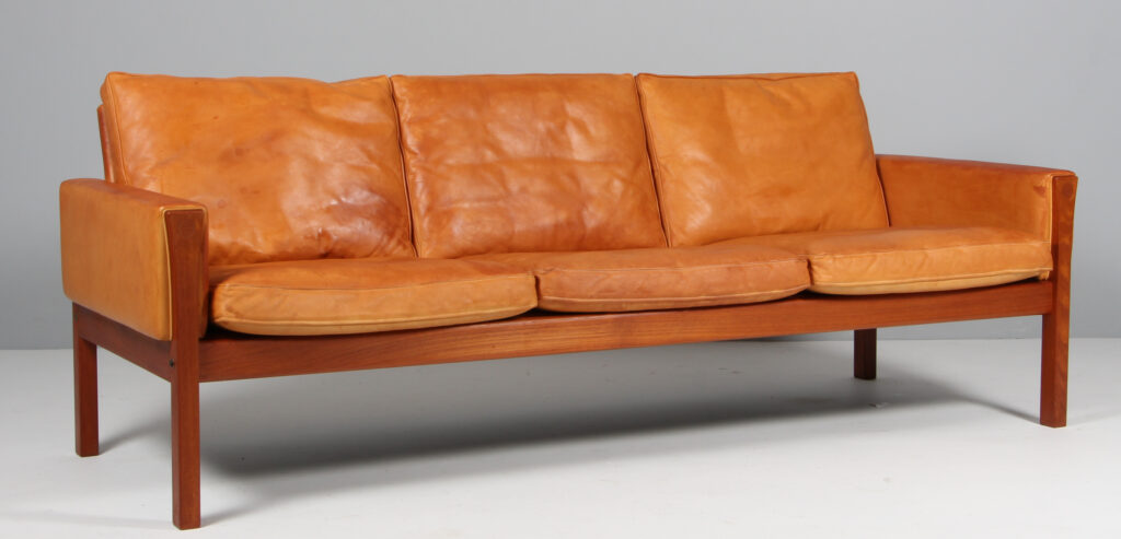 Hans J. Wegner tre personers sofa, patineret naturskind. Model AP62/3