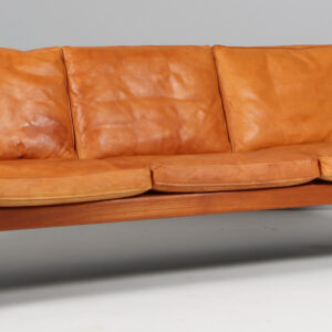 Hans J. Wegner tre personers sofa, patineret naturskind. Model AP62/3
