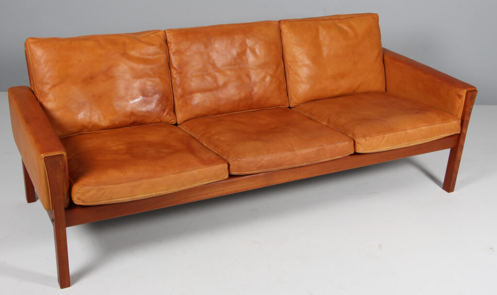 Hans J. Wegner tre personers sofa, patineret naturskind. Model AP62/3 - Billede 2