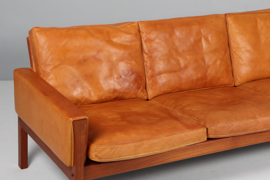 Hans J. Wegner tre personers sofa, patineret naturskind. Model AP62/3 - Billede 7