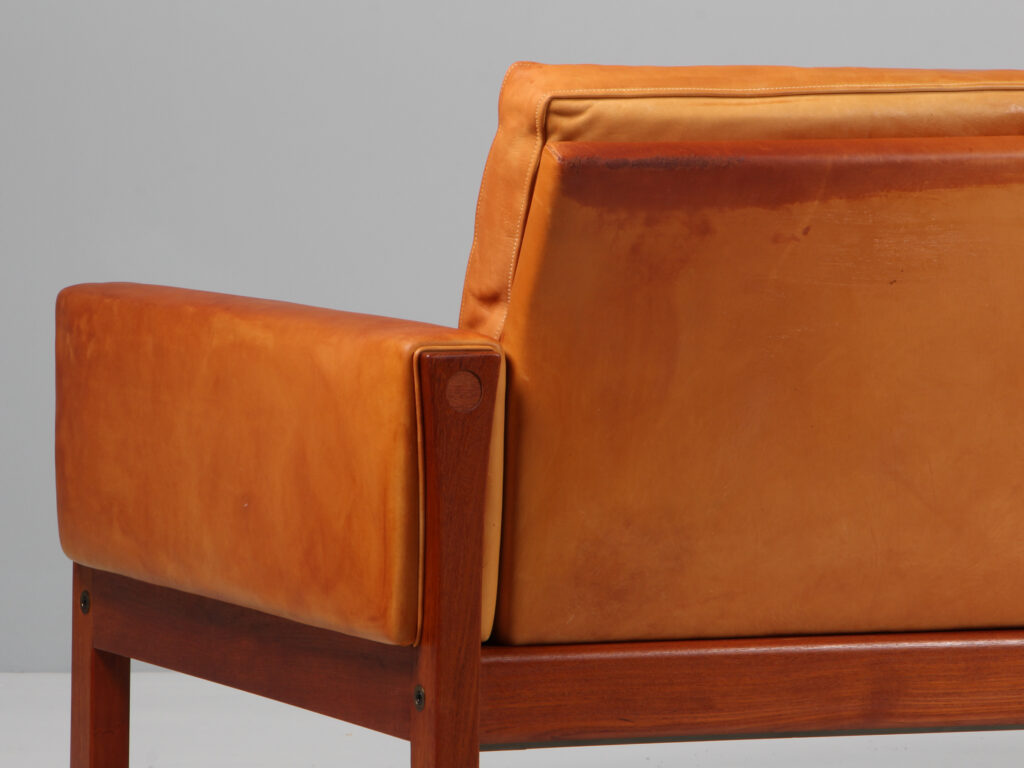 Hans J. Wegner tre personers sofa, patineret naturskind. Model AP62/3 - Billede 3