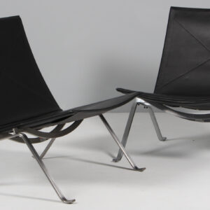 Poul Kjærholm lænestole med stel af stål og læder. Model PK22