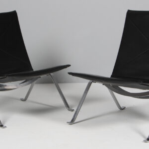 Poul Kjærholm lænestole med stel af stål og læder. Model PK22