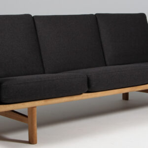 Hans J. Wegner. Tre-pers. sofa af eg, model GE-236/3