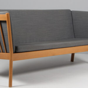 Erik Ole Jørgensen for FDB tremmesofa af eg. Tre personers. J149