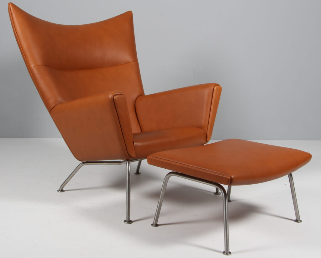 Hans J. Wegner Wing Chair samt skammel nybetrukket med walnut elegance