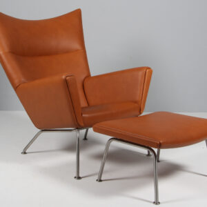 Hans J. Wegner Wing Chair samt skammel nybetrukket med walnut elegance