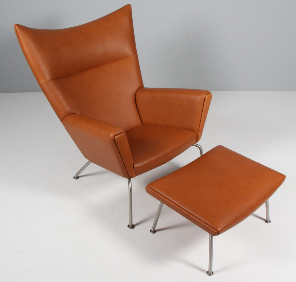 Hans J. Wegner Wing Chair samt skammel nybetrukket med walnut elegance - Billede 2