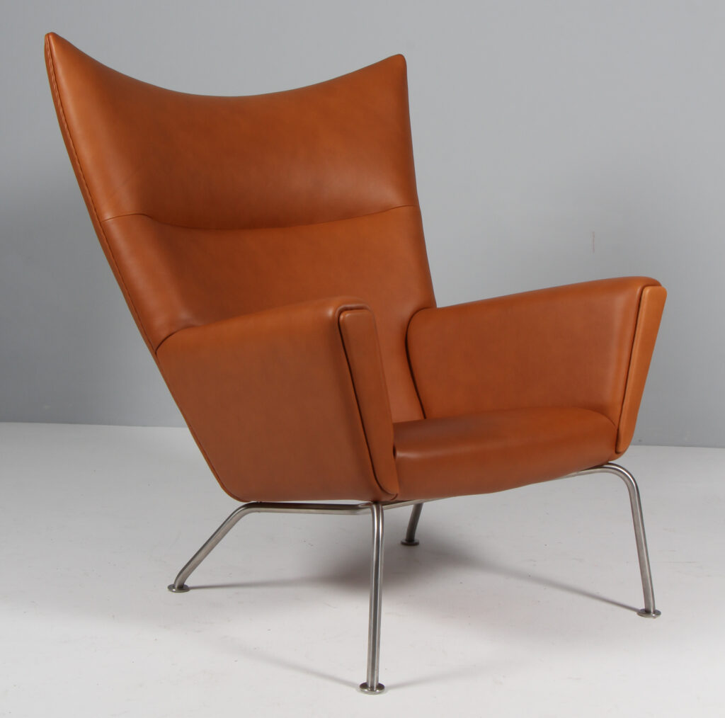 Hans J. Wegner Wing Chair samt skammel nybetrukket med walnut elegance - Billede 9