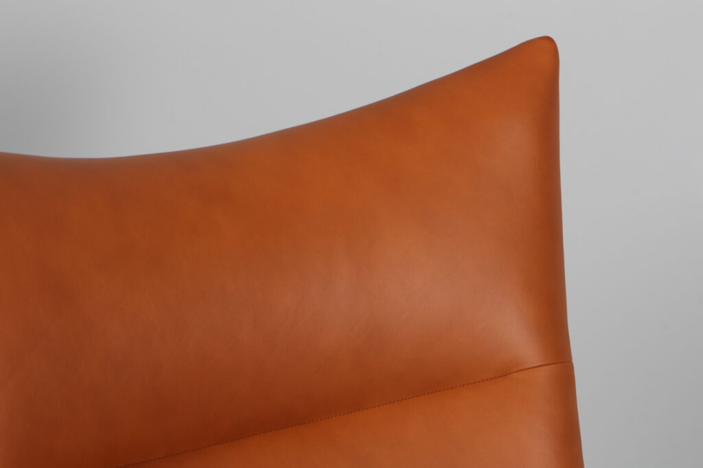 Hans J. Wegner Wing Chair samt skammel nybetrukket med walnut elegance - Billede 7