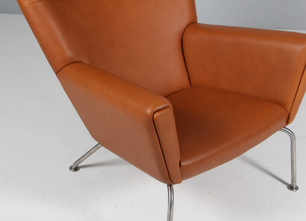 Hans J. Wegner Wing Chair samt skammel nybetrukket med walnut elegance - Billede 6