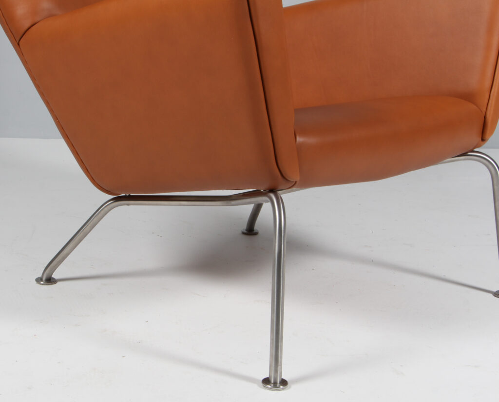 Hans J. Wegner Wing Chair samt skammel nybetrukket med walnut elegance - Billede 5