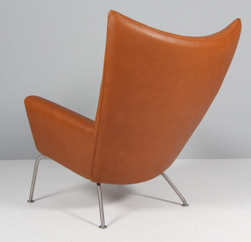Hans J. Wegner Wing Chair samt skammel nybetrukket med walnut elegance - Billede 4