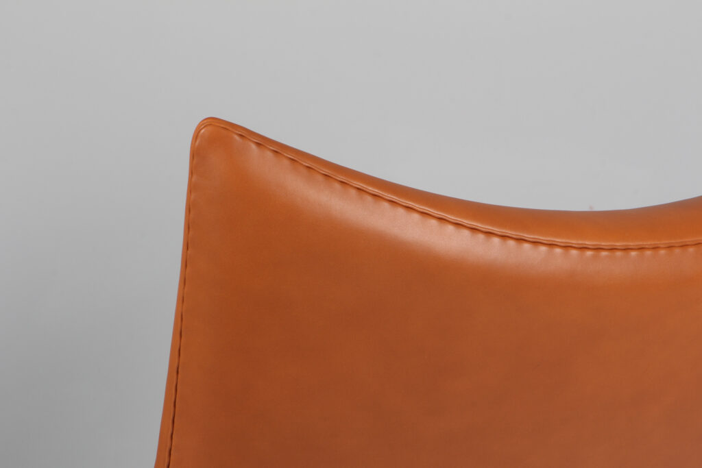 Hans J. Wegner Wing Chair samt skammel nybetrukket med walnut elegance - Billede 3