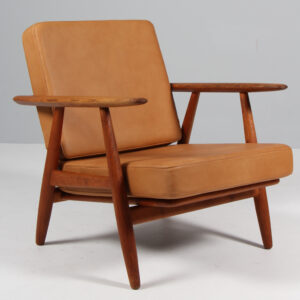 Hans J. Wegner cigar lænestol af olieret eg, model GE240. Anilin læder