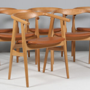 Hans J. Wegner sæt på seks armstole af eg og Walnut Elegance læder. Model GE525