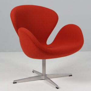 Arne Jacobsen. Svanen. Lænestol, model 3320. Original betrukket