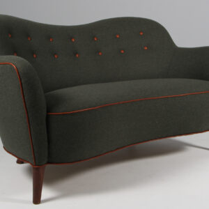 Slagelse Møbelværk to personers sofa, model 185. Nybetrukket