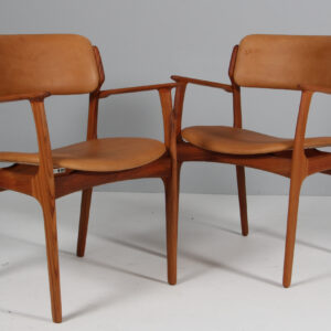 Erik Buch par armstole af teak samt anilin læder.