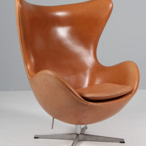 Arne Jacobsen. Lænestol ‘Ægget’, model 3316. Original betrukket, Walnut Grace