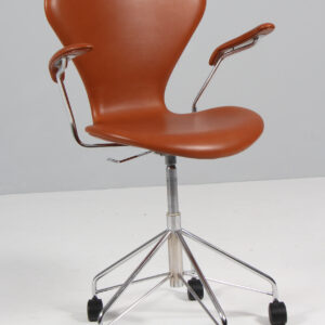 Arne Jacobsen kontorstol med armlæn, model 3217. Nybertukket cognac anilin