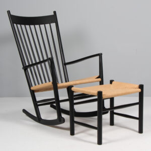 Hans J. Wegner Gyngestol med skammel, model J16. Sortlaseret eg