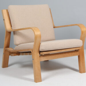 Hans J. Wegner lænestol af eg og flagline. Model GE671