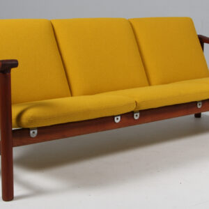 Hans J. Wegner tre personers sofa af teak og Hallingdal. Model 280