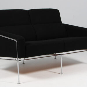 Arne Jacobsen to personers Lufthavnssofa. Divina uld.