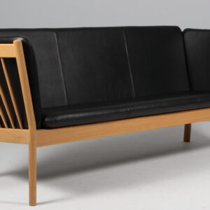 Erik Ole Jørgensen tre personers sofa af eg og læder. Model J149/3