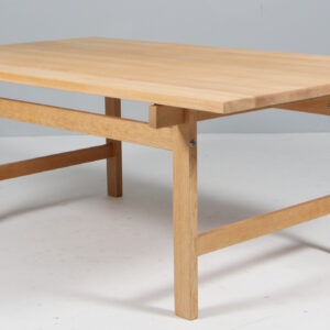 Hans J. Wegner for PP møbler, sofabord af massiv eg.