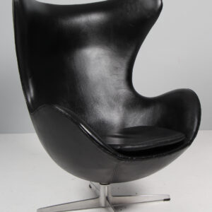 Arne Jacobsen. Lænestol ‘Ægget’, model 3316.