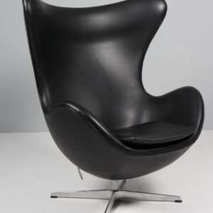Arne Jacobsen. Lænestol ‘Ægget’, model 3316. Original betrukket, 2024
