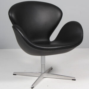 Arne Jacobsen. Svanen. Lænestol, model 3320. Original betrukket. 2022