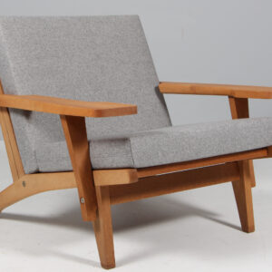 Hans J. Wegner lænestol model GE370, eg samt uldstof