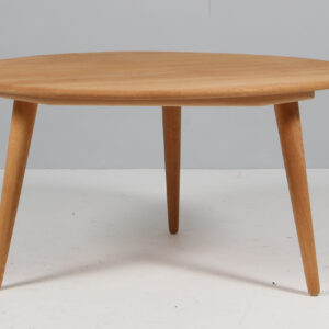 Hans J. Wegner sofabord af massiv sæbebehandlet eg. Model AT08