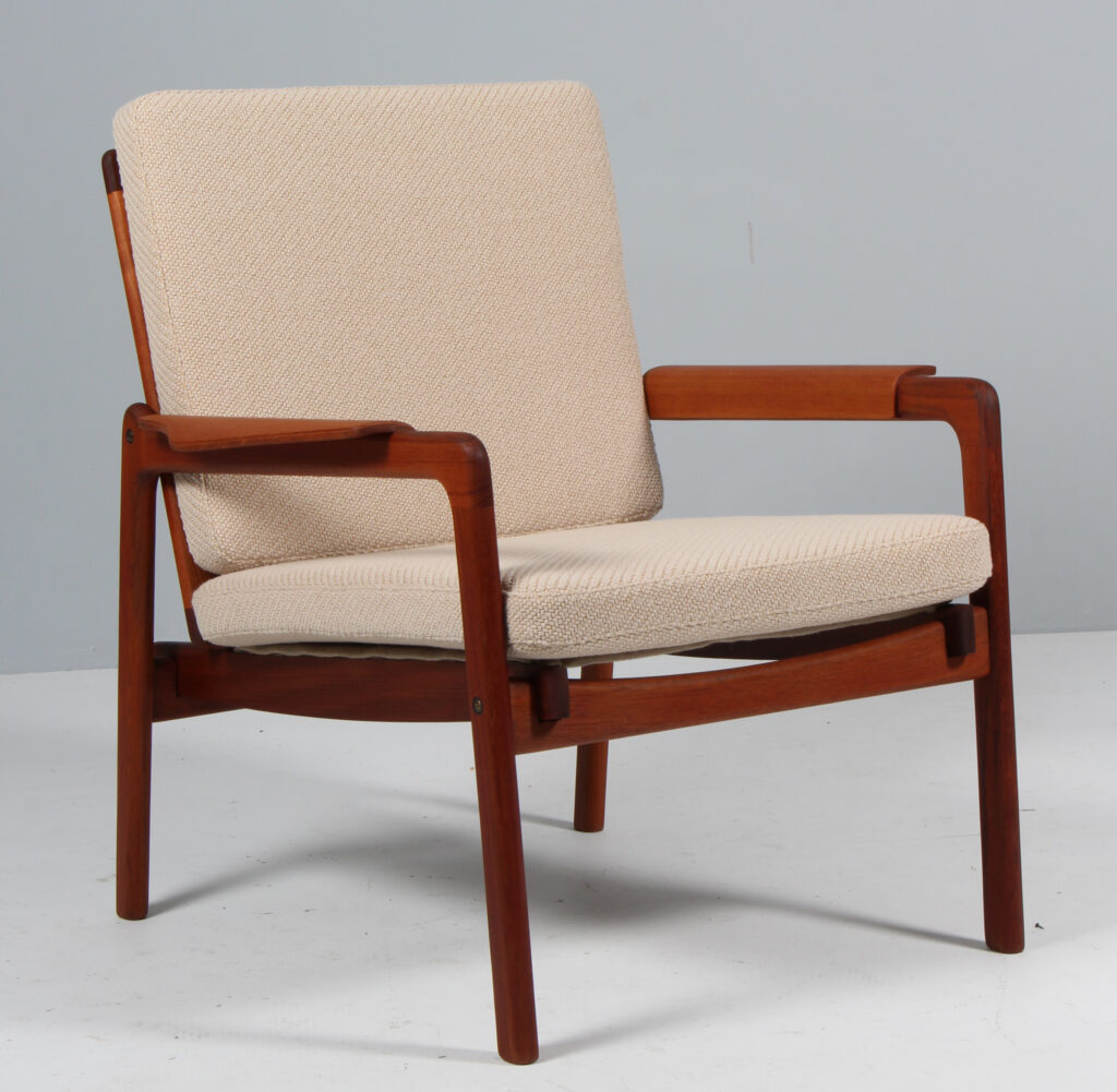 Tove & Edvard Kindt Larsen, tilskrevet. Lænestol af teak og Coda2 fra Kvadrat.