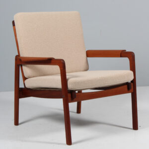Tove & Edvard Kindt Larsen, tilskrevet. Lænestol af teak og Coda2 fra Kvadrat.