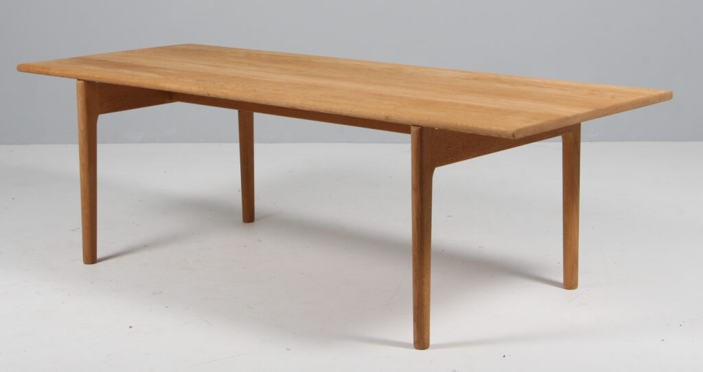 Hans J. Wegner sofabord af massiv sæbebehandlet eg, model AT15