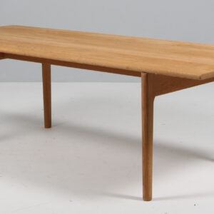 Hans J. Wegner sofabord af massiv sæbebehandlet eg, model AT15