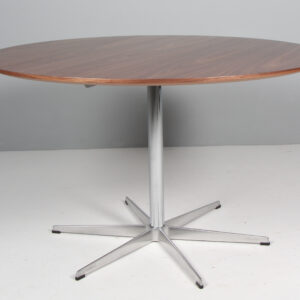 Arne Jacobsen. Cirkulært spisebord, valnød