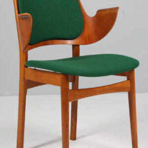 Hans Olsen armstol af teak, eg og stof. Model 107.