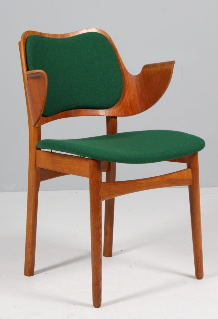 Hans Olsen armstol af teak, eg og stof. Model 107.