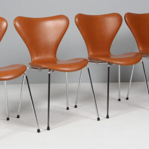Arne Jacobsen sæt på fire 3107 Syver stole. Cognac