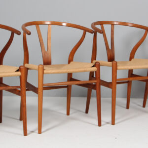 Hans J. Wegner sæt på fire Y stole af valnød. Model CH24