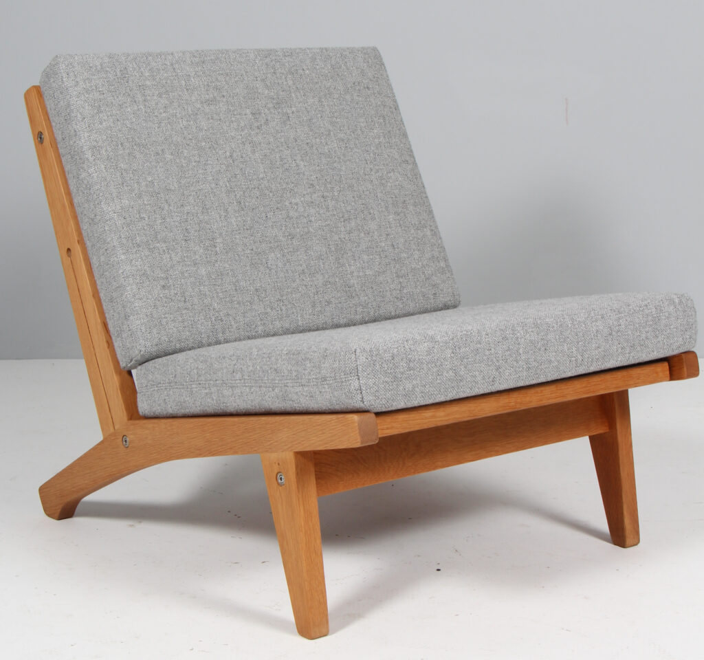 Hans J. Wegner lænestol model GE370, eg samt Hallingdal uld