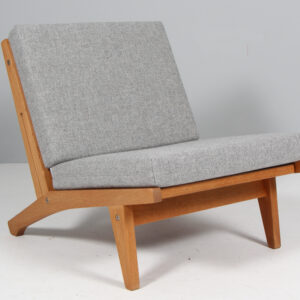 Hans J. Wegner lænestol model GE370, eg samt Hallingdal uld